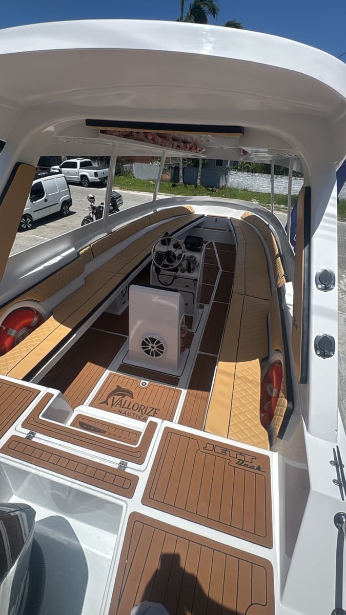 Cockpit com deck em EVA teca