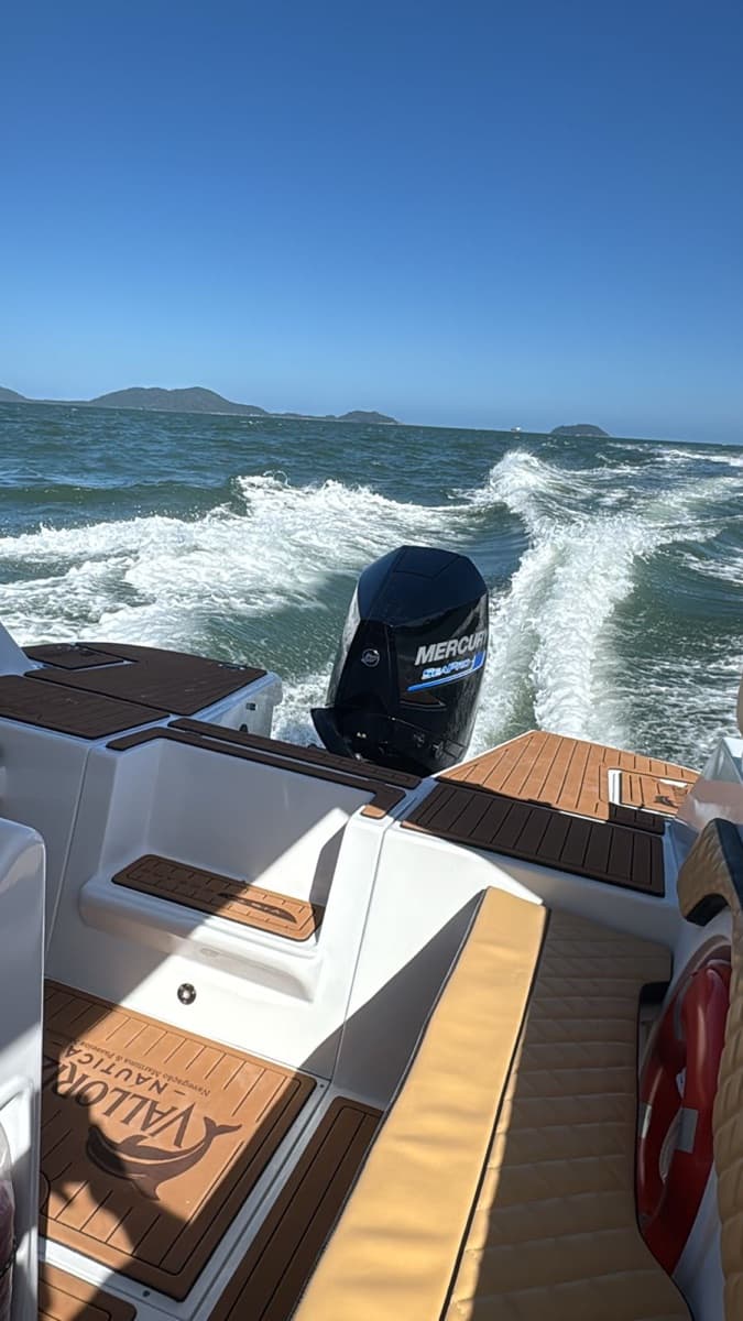 Lancha Vista em navegação com esteira ao fundo